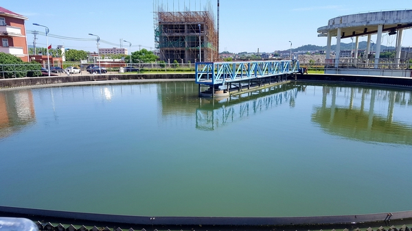 污水處理設(shè)備-二沉池（青島樂中環(huán)?？萍加邢薰荆? /><br />
</span> 
</p>
<p class=